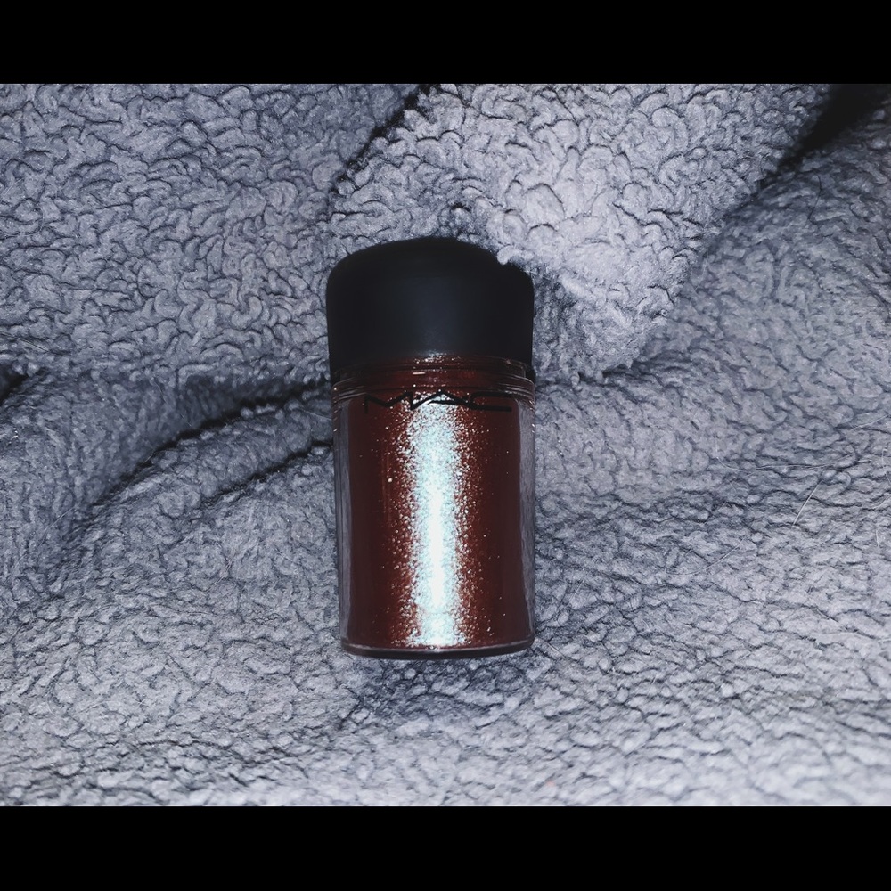 MAC Pigment in “Blue Brown”